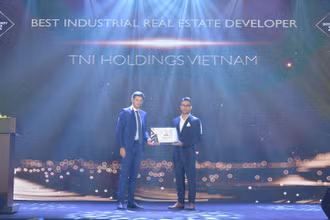 Đại diện TNI Holdings Vietnam vinh dự lên nhận giải thưởng.