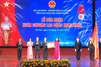 Phó Chủ tịch nước Võ Thị Ánh Xuân trao Huân chương Lao động hạng nhất tặng Tổng cục Giáo dục nghề nghiệp.