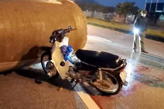 Hiện trường vụ tai nạn xe máy vào ống cống bỏ giữa đường khiến 2 người tử vong.
