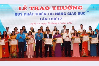 19 gương mặt giáo viên xuất sắc được trao thưởng Quỹ phát triển tài năng lần thứ 17 (Ảnh: Mỹ Hà)