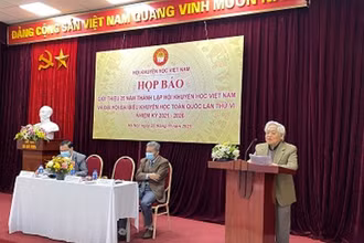 Phó Chủ tịch, Tổng Thư ký Hội khuyến học Việt Nam, GS, TS Phạm Tất Dong phát biểu tại buổi họp báo.