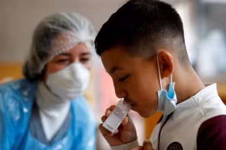 Lấy mẫu xét nghiệm Covid-19 tại trường tiểu học Lepeltier ở La Trinite, Nice, Pháp. (Ảnh: Reuters)