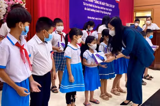 Bí thư Tỉnh ủy, Chủ tịch HĐND tỉnh Quảng Ngãi Bùi Thị Quỳnh Vân trao máy tính bảng cho học sinh có hoàn cảnh khó khăn. 