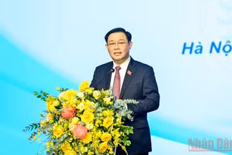 Chủ tịch Quốc hội Vương Đình Huệ phát biểu tại Lễ khai giảng và gặp mặt, tri ân các thầy, cô của Trường Đại học Y Hà Nội. (Ảnh: Duy Linh)