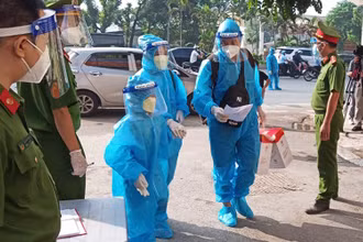 Người dân quận Thanh Xuân (Hà Nội) trở về nhà sau thời gian cách ly tập trung.