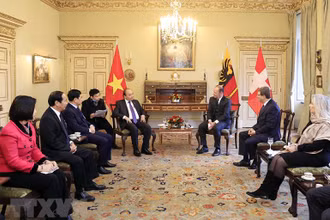 Chủ tịch nước gặp Thống đốc bang Geneva Serge Dal Busco. (Ảnh: TTXVN)