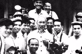 Chủ tịch Hồ Chí Minh và các nghệ sĩ nhiếp ảnh. (Ảnh tư liệu)