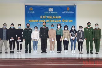 Đại diện các đơn vị chức năng trao quà hỗ trợ các nạn nhân bị mua bán người được giải cứu từ Myanmar về Việt Nam.