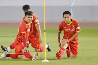 Quang Hải và Đỗ Hùng Dũng trên sân tập Bà Rịa-Vũng Tàu, chiều 28/11. (Ảnh: VFF)
