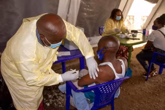 Tiêm vaccine ngừa Covid-19 tại Cộng hòa Dân chủ Congo. (Ảnh: Xinhua)