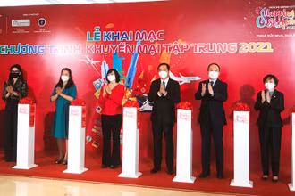 Đại diện UBND TP Hồ Chí Minh và Ban tổ chức khai mạc Chương trình khuyến mãi tập trung năm 2021. 