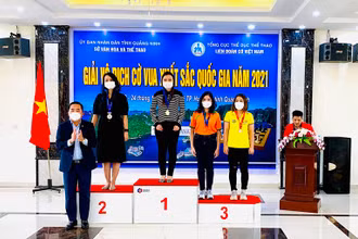 Ban Tổ chức trao huy chương vàng, bạc cho kỳ thủ nữ xuất sắc nội dung cờ tiêu chuẩn.