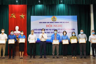 Liên đoàn Lao động TP Đà Nẵng tuyên dương các chủ nhà trọ.
