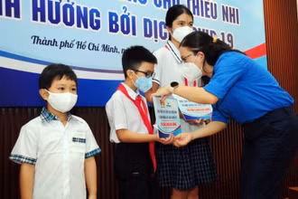 Trao học bổng cho các em học sinh gặp khó khăn trong đại dịch Covid-19.
