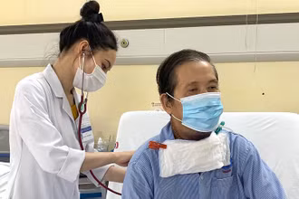 Bệnh nhân khỏe mạnh sau mổ, có thể ăn uống qua đường xông.