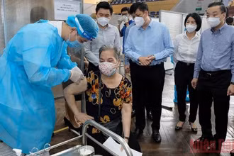 Lãnh đạo Bộ Y tế và thành phố Hà Nội kiểm tra công tác tiêm vaccine phòng Covid-19 cho người dân tại nhà thi đấu Trịnh Hoài Đức (Hà Nội).