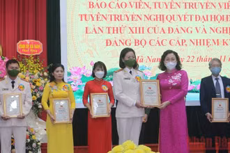 Đồng chí Phó Bí thư Thường trực tỉnh ủy Hà Nam trao giải Nhất cho thí sinh thuộc Đảng bộ Công an tỉnh.