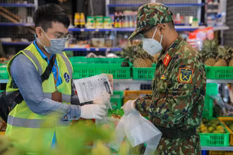 Bộ đội đi chợ thay người dân trong thời gian Thành phố Hồ Chí Minh thực hiện giãn cách xã hội.