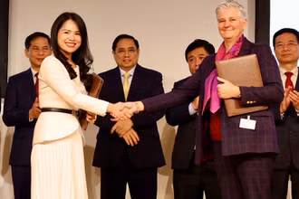 Bà Nguyễn Thị Thanh Bình, Phó Tổng Giám đốc Tập đoàn T&T Group và đại diện Tập đoàn Total Eren (Cộng hòa Pháp) trao biên bản ghi nhớ hợp tác trong lĩnh vực năng lượng tái tạo.