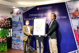 Đại diện gia đình họa sĩ Vĩnh Khoa - Vink trao tặng bộ sưu tập cho Bảo tàng Mỹ thuật Đà Nẵng.