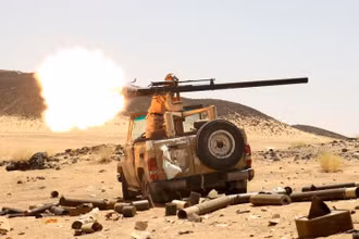 Giao tranh giữa lực lượng chính phủ và quân nổi dậy Houthi ở Yemen. (Ảnh Reuters)