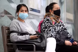 Người dân thành phố Auckland, New Zealand đeo khẩu trang chờ xe buýt. (Ảnh: Reuters)