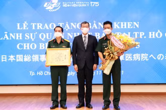 Đại diện Tổng Lãnh sự quán Nhật Bản tại TP Hồ Chí Minh trao Bằng khen tặng Bệnh viện Quân y 175. (Ảnh Bệnh viện cung cấp)