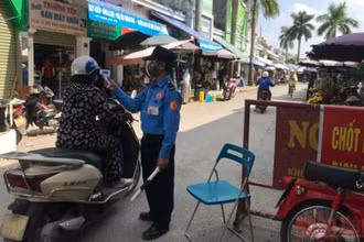 Kiểm tra thân nhiệt của người vào chợ Phố Hiến, thành phố Hưng Yên, tỉnh Hưng Yên.