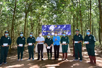 Lãnh đạo Công ty TNHH MTV Cao-su Dầu Tiếng trao thưởng công nhân khai thác vượt sản lượng quý III.