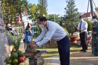 Các đại biểu dâng hương, dâng hoa, tưởng niệm Anh hùng liệt sĩ tại Di tích lịch sử quốc gia Ngã Ba Giồng.