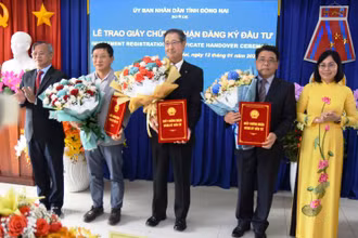 Lãnh đạo tỉnh Đồng Nai trao giấy chứng nhận đầu tư cho doanh nghiệp FDI hồi tháng 1/2021.