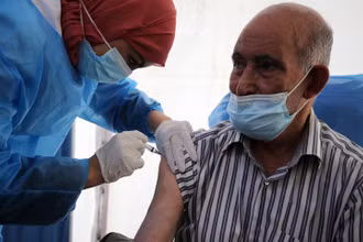 Tiêm vaccine ngừa Covid-19 tại Algeria.
