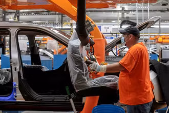 Công nhân lắp ráp ô-tô tại một nhà máy của hãng Stellantis, đặt tại khu liên hợp lắp ráp Detroit, Michigan, Mỹ. (Ảnh: Reuters)