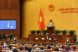 Bộ trưởng Y tế Nguyễn Thanh Long trả lời chất vấn của đại biểu Quốc hội sáng 10/11. (Ảnh: LINH NGUYÊN)