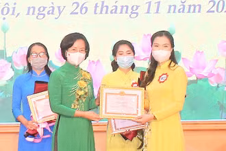 Lãnh đạo Ban Tuyên giáo Thành uỷ Hà Nội trao giải Nhất cho thí sinh Nguyễn Thị Phương Thêm.