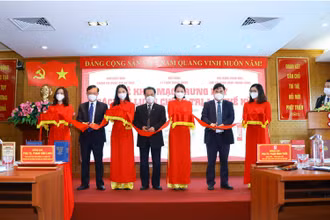 Các đại biểu cắt băng Trưng bày “Sách lý luận chính trị 1/4 thế kỷ”. 