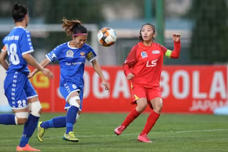 Đội trưởng Huỳnh Như (áo đỏ) lập cú hat-trick ấn tượng cho TP Hồ Chí Minh. (Ảnh: VFF)