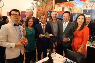 Tổng lãnh sự Việt Nam tại bang New South Wales, bang Nam Australia và bang Queensland và Trưởng cơ quan Thương vụ Việt Nam tại Australia tiếp thị nhãn và thanh long Việt Nam tới các hội viên của Hội đồng Kinh doanh Nam Australia-Việt Nam. (Ảnh: TTXVN)