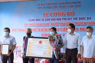 Cộng đồng người S’tiêng tại Bình Phước đón nhận giấy chứng nhận di sản văn hóa phi vật thể quốc gia.