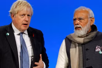 Thủ tướng Anh Boris Johnson và Thủ tướng Ấn Độ Narendra Modi tham dự một cuộc họp trong khuôn khổ Hội nghị thượng đỉnh Liên hợp quốc về biến đổi khí hậu (COP26) diễn ra tại Glasgow, Scotland, Vương quốc Anh ngày 2/11/2021. (Ảnh: Reuters)