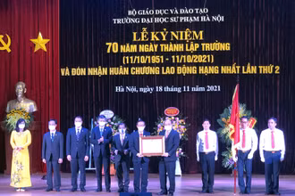 Chủ tịch nước Nguyễn Xuân Phúc trao Huân chương Lao động hạng Nhất lần thứ 2 tặng Trường Đại học Sư phạm Hà Nội.