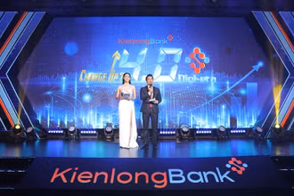 MC Danh Tùng và Hoa hậu Lương Thùy Linh trong vai trò “người kể chuyện” của chương trình.