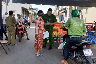 Chốt kiểm soát người và phương tiện ra vào “vùng đỏ” phường Đức Nghĩa, TP Phan Thiết (Bình Thuận).
