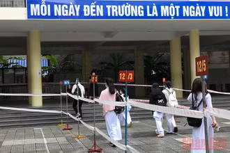 Học sinh lớp 12 Trường THPT Trần Phú đến trường sáng 22/11.