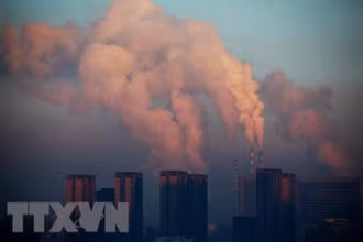 Khí thải tại nhà máy nhiệt điện ở Trường Xuân, tỉnh Cát Lâm, Trung Quốc. (Ảnh: AFP/TTXVN)