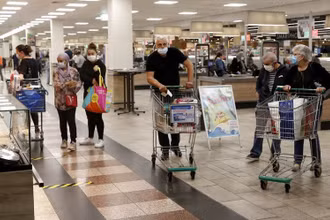 Người dân mua hàng hóa tại trung tâm mua sắm Rhein Center ở Weil am Rhein, Đức. (Ảnh: Reuters)