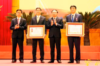 Tập thể Trường Quản trị kinh doanh Vinacomin và ông Phạm Văn Minh, Giám đốc Công ty cổ phần than Vàng Danh được trao tặng Huân chương Lao động hạng Ba.