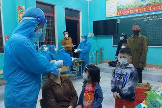 Lực lượng y tế huyện Tuyên Hóa lẫy mẫu xét nghiệm cho người dân xã Sơn Hóa 