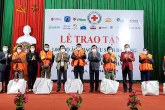 Nguyên Chủ tịch nước Trương Tấn Sang cùng lãnh đạo Trung ương Hội Chữ thập đỏ Việt Nam, tỉnh Nghệ An và nhà tài trợ trao tặng áo phao cho ngư dân Cửa Lò. 