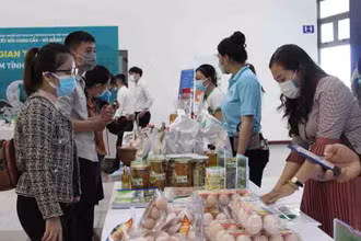 Đại biểu tham quan các gian hàng.